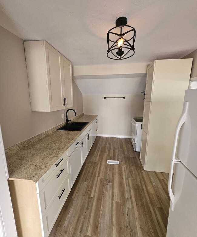 Building Photo - COMING SOON!!!   2 Bedroom 1 Bathroom Home