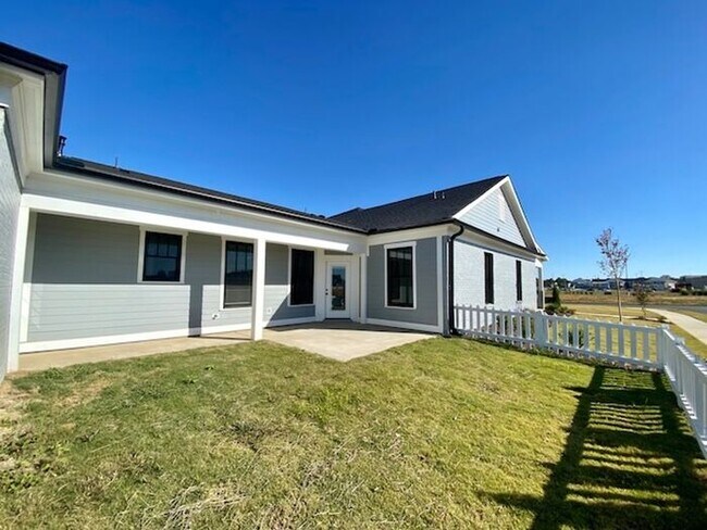 Building Photo - Clift Farm townhome with a fence and 3 car garage