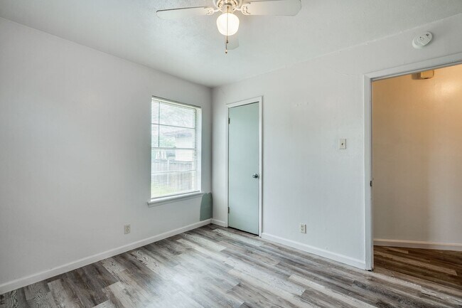 Building Photo - 808 E 5th St