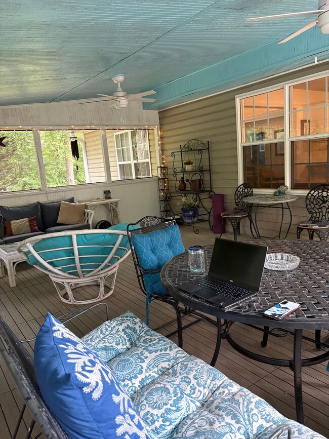 Building Photo - Large, private home in Rivercliff