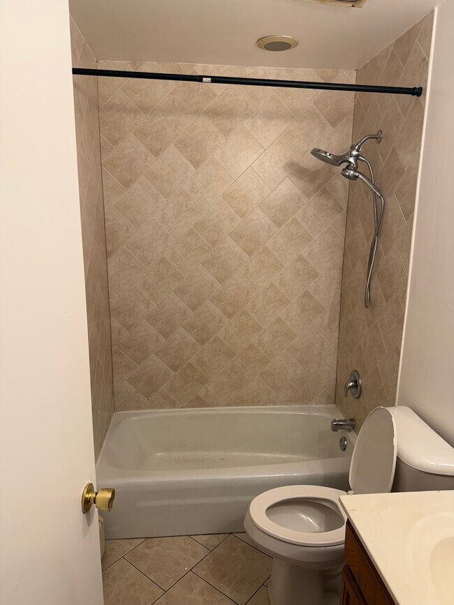 Building Photo - 1016 E 150th Pl