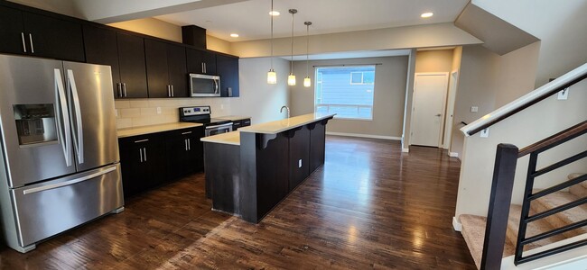 Building Photo - Spacious 3 bedroom Home MOVE-IN READY