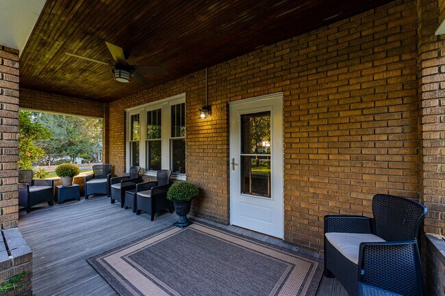 Building Photo - 58 Levels Rd