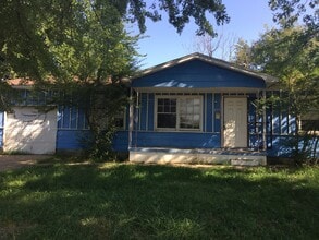 Building Photo - 3 bdrm