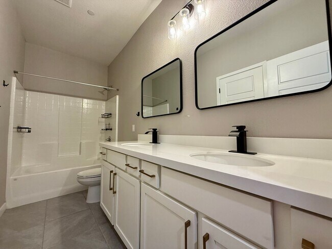 Building Photo - 3/BD 2.5/BA Contemporary Comfort in a Prime Location!