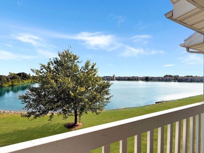 Building Photo - Luxurious Lakeside Living: Spacious 2-Bedr...