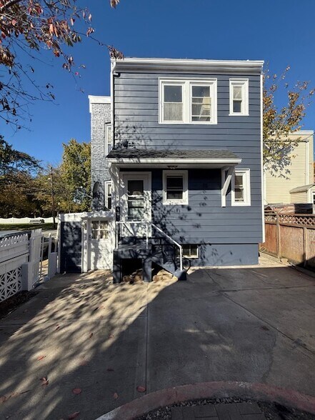 Building Photo - 370 Main St