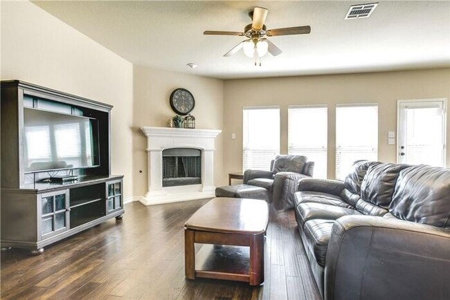 Building Photo - Frisco home ready for move in