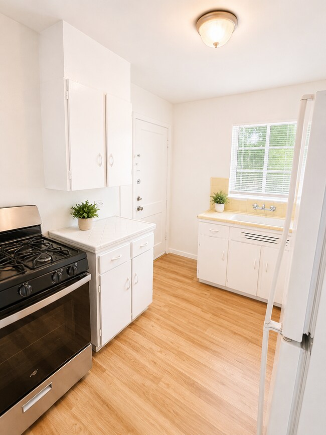 Building Photo - Bright and Spacious 1-Bedroom Near St. Mary’s and Woodlawn Lake