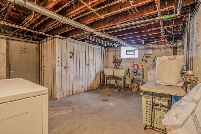 Building Photo - Updated 1 Bedroom with Deck and Garage space!