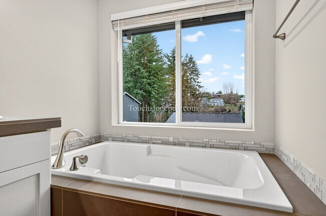 Building Photo - Modern 3BD | 2.5 BA Happy Valley Home On Corner Lot!