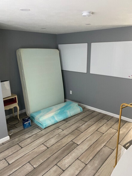 Building Photo - 106 N Main St