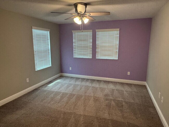 Building Photo - Spacious 5-Bedroom Riverview Home