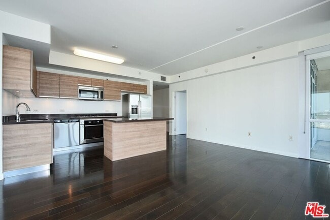 Building Photo - 3785 Wilshire Blvd