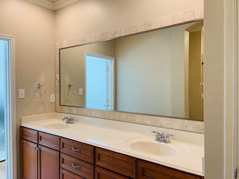 Building Photo - 1020 Texas St