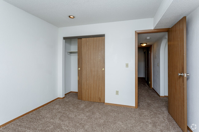 2BR, 1BA - 720 SF - Summit Point Apartments