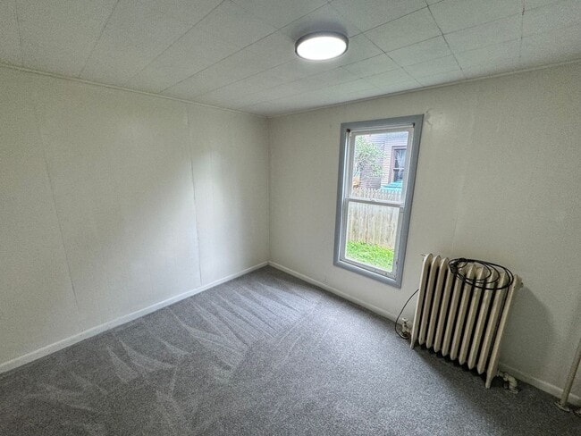 Building Photo - Available June 1st - 2 bed/1 bath Lower Duplex!