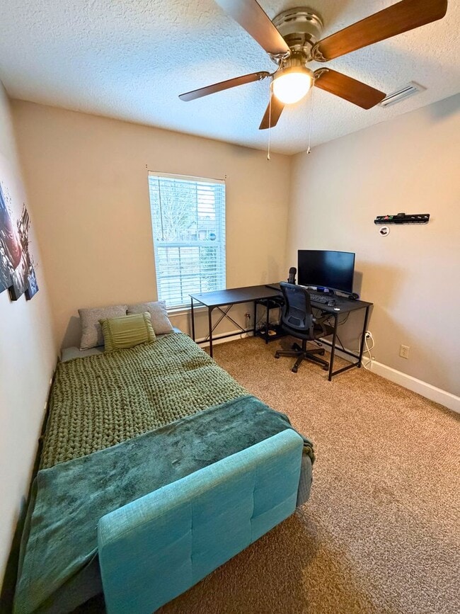 Building Photo - 4/2 with a LARGE fenced in yard!