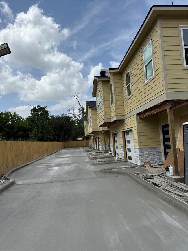 Building Photo - 3533 Alderfer St