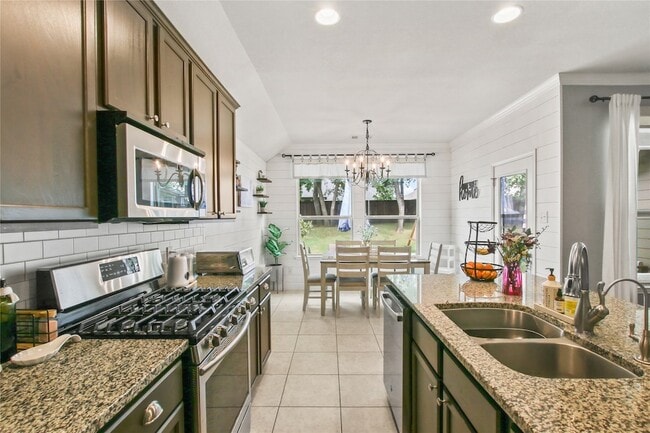 Building Photo - 913 Freesia Dr