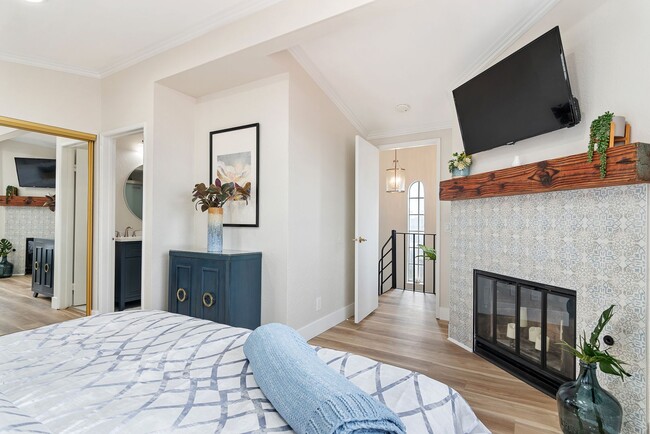 Building Photo - Furnished 3BR PB Gem – Walk to Beach & Bay