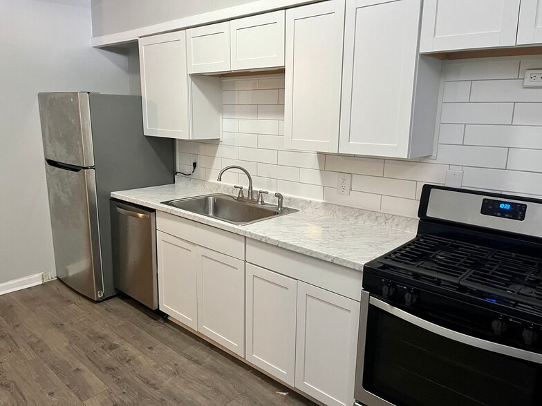 Building Photo - 7529 Roslyn St
