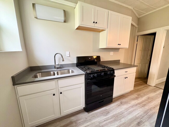 Building Photo - 2 Bedroom 1 Bathroom in York!