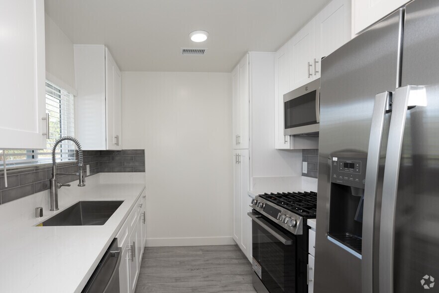 2BR, 2BA - 1,200SF - Kitchen - Fairway Villas Apartment Homes