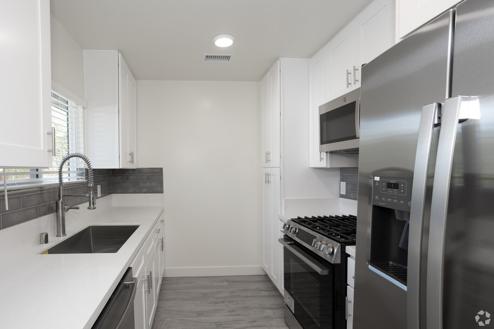 2BR, 2BA - 1,200SF - Kitchen - Fairway Villas Apartment Homes