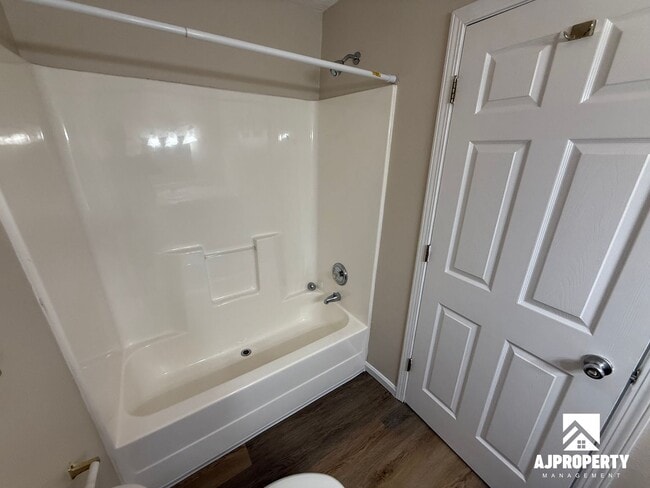 Building Photo - 931 S Newcomb Ave