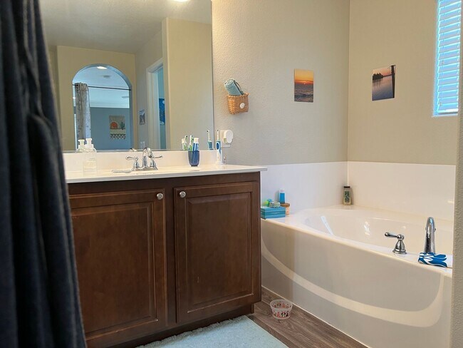 Building Photo - ABSOLUTELY AMAZING! Large 4 bedroom 2 stor...