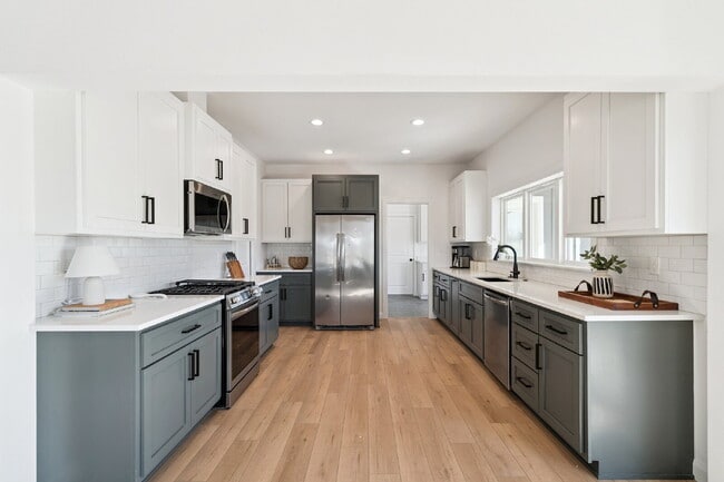 Building Photo - Fully Furnished 4 Bedroom + Bonus Room
