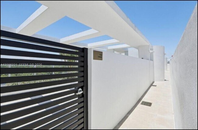 Building Photo - 13800 Highland Dr