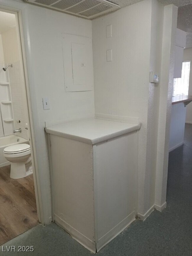 Building Photo - 1400 E Mesquite Ave