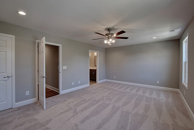 Building Photo - 330 Pauline Ingle Dr