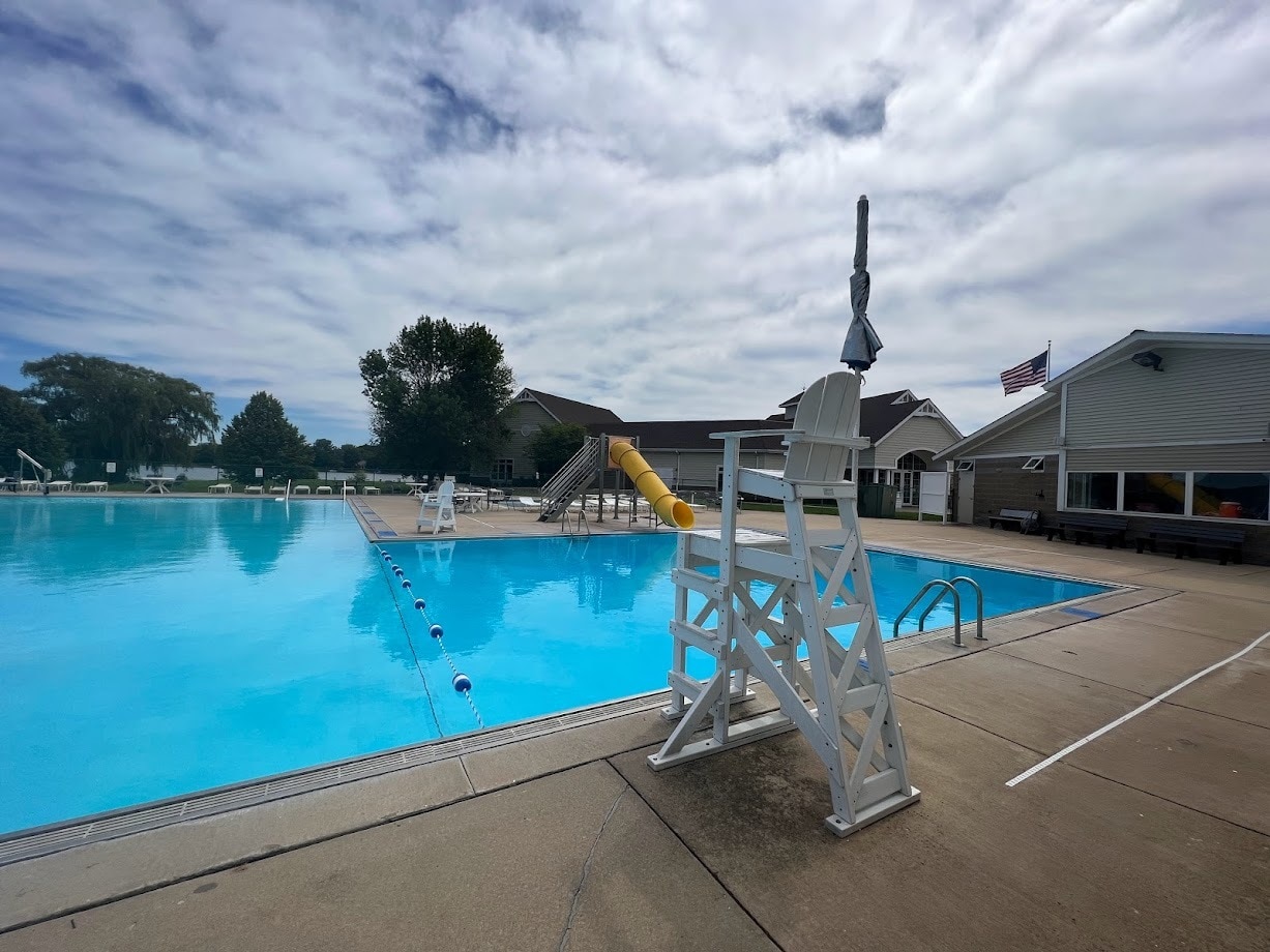 Candlewick Pool - 118 Chanticleer Ln NE