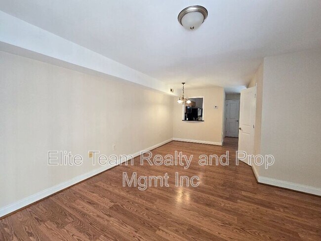 Building Photo - 1207 Green Oaks Ln