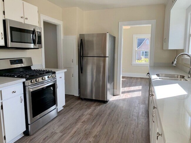 Building Photo - Remodeled 3 Bedroom Home-Duplex in Loyal Heights READY FOR MOVE IN NOW at $3875!