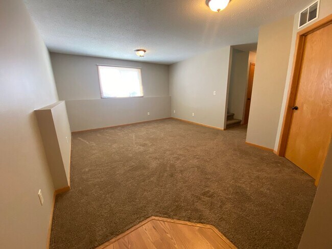 Building Photo - 3 Bedroom Townhome in South Fargo!!