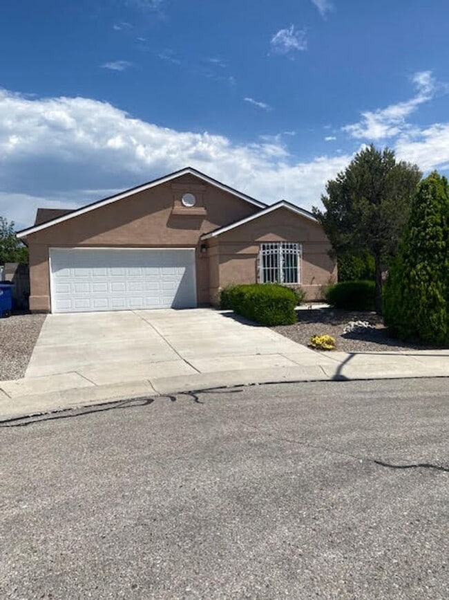 Building Photo - Beautiful 3 bedroom 2 bath home in Mirabel...