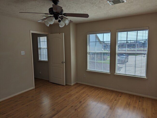 Large master suite with plenty of natural lighting - 5910 Hollister Cole
