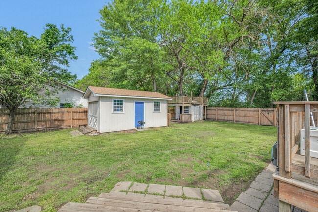 Building Photo - 1427 Logan Dr