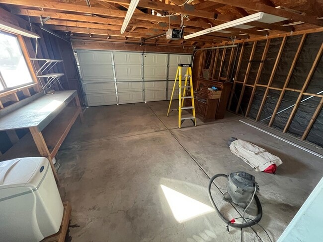 Building Photo - 3BR 2Ba Remodeled with Yard and Garage