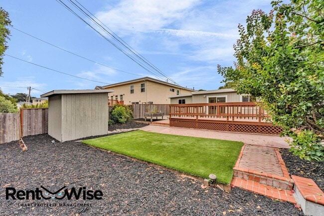 Building Photo - 110 Cuesta Dr