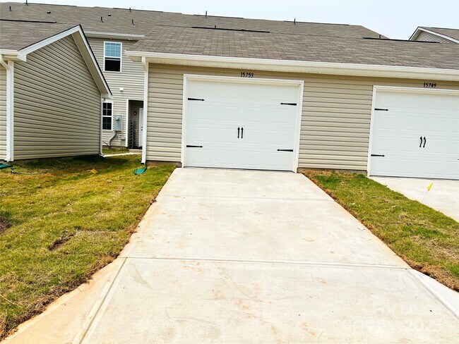 Building Photo - 15753 Country House St