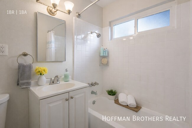 Building Photo - 1495 N Peterson Ave