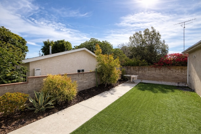 Building Photo - Large 5 Bed 3 Bath Home on East Falls - Popular Street Close to Campus!!!