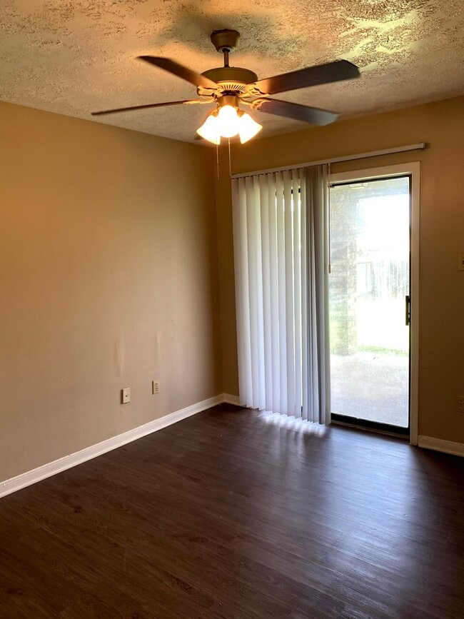 Building Photo - Cozy 2/2 Duplex Available for Prelease!