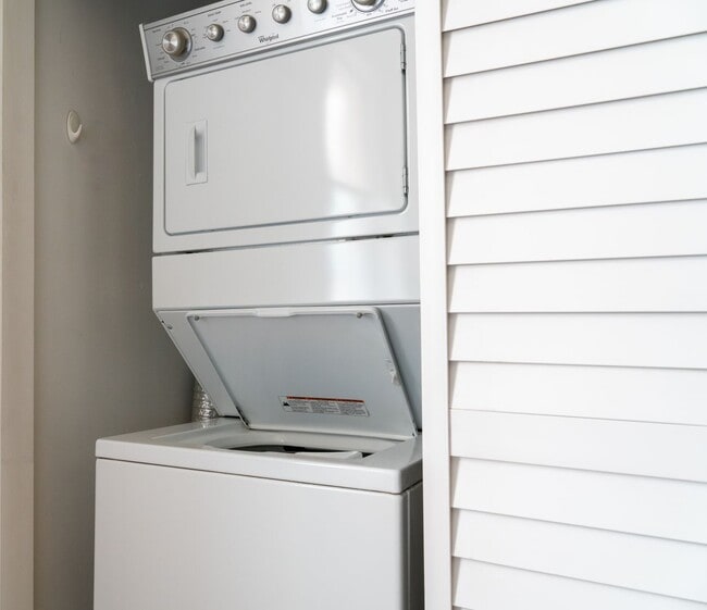 Building Photo - Uptown - 2 Bed / 1 Bath - In-Unit Laundry