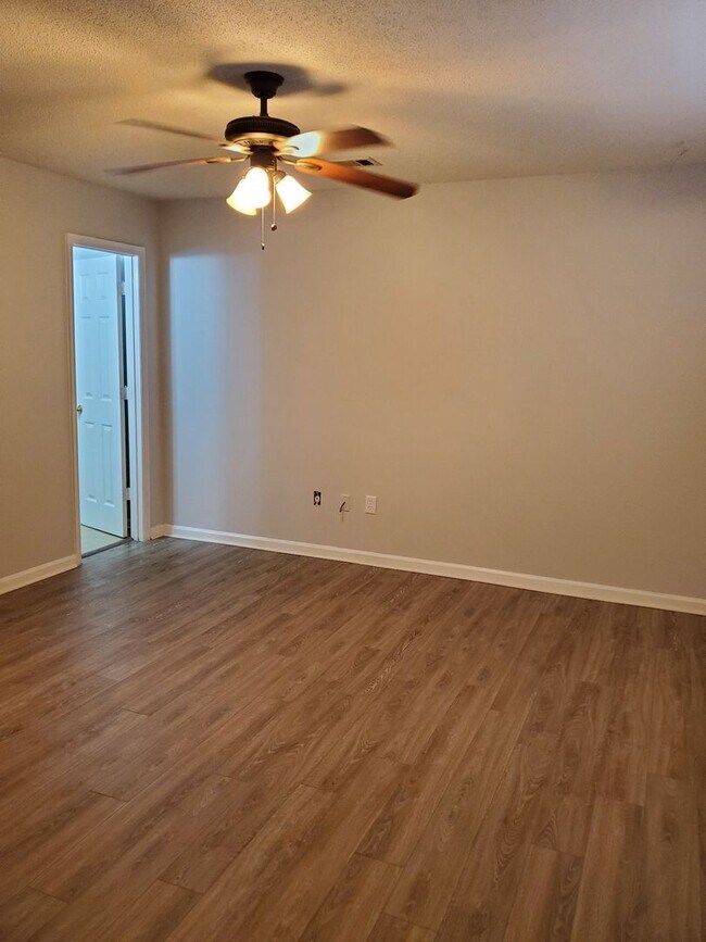 Building Photo - **Newly remodeled kitchen **  2 bedroom, 2bath Isle of Hope home with fenced in backyard and scre...